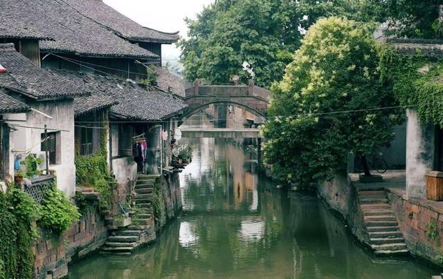 逃离无人的学校